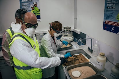 El científico del CSIC Félix López, en la prueba de laboratorio en Buñol, el pasado martes. 