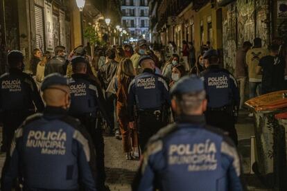 Agentes de la policía municipal de Madrid descongestionan una calle del barrio de Malasaña, en mayo de 2021.