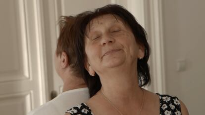 Ana, la tercera protagonista, es la única serbia dentro del grupo. Ella se arrima a una de sus compañeras como parte de la terapia psicológica llamada La Constelación de Mujeres. Previo a esta escena ella nunca se había reconocido como mujer.