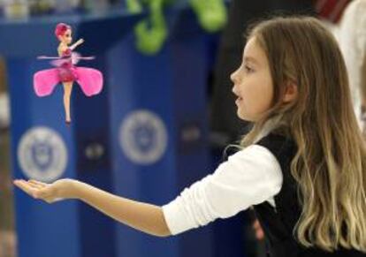 Una niña juega con una muñeca durante la presentación de las novedades en juguetes de cara a la campaña de Navidad que ha tenido lugar hoy en la Casa del Lector en Madrid.