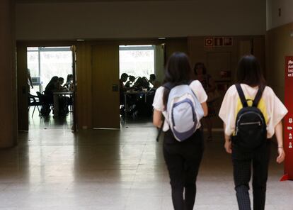 Estudiantes en la Universidad Complutense de Madrid, en una foto de archivo.