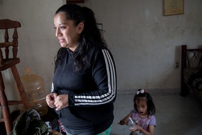 Valeria González, de 27 años, con lágrimas en los ojos, describe como vive sin recursos con su hija Liz, una niña con discapacidad múltiple en un cuarto de una azotea de Ecatepec, en el Estado de México