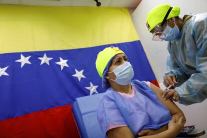 Una mujer es vacunada con la Sputnik V en un hospital en Caracas.