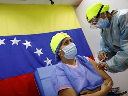 Una mujer es vacunada con la Sputnik V en un hospital en Caracas.