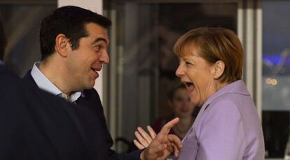 El primer ministro griego, Alexis Tsipras, y la canciller alemana, Angela Merkel, en la cumbre euroafricana, el 12 de octubre en La Valeta (Malta). 