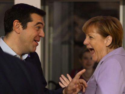 El primer ministro griego, Alexis Tsipras, y la canciller alemana, Angela Merkel, en la cumbre euroafricana, el 12 de octubre en La Valeta (Malta). 