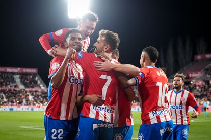 Jugadores del Girona celebran un tanto de su equipo.