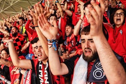 Aficionados del Mirandés en la grada del estadio Carlos Tartiere. 