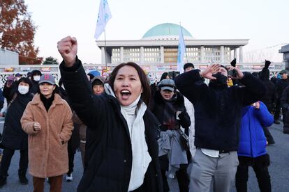 Manifestantes piden la dimisión del presidente surcoreano frente a la Asamblea Nacional en Seúl, este miércoles.
