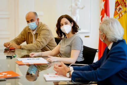 Antonio Zapatero (izquierda), en una reunión con la presidenta de la Comunidad de Madrid, Isabel Díaz Ayuso, y el consejero de Saniddad, Enrique Ruiz Escudero.