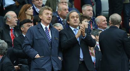 El presidente de la UEFA, Michel Platini, junto al presidente de la Federacion polaca de futbol, Zbigniew Boniek.