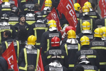 Protesta de bomberos gallegos contra la propuesta de privatizar el servicio.