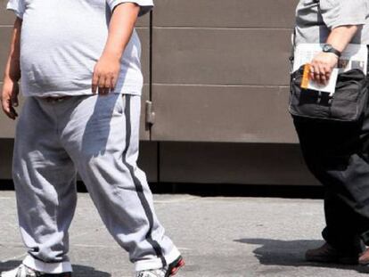 Imagen de archivo de dos hombres con sobrepeso.