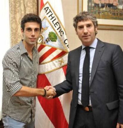 Markel Susaeta (izquierda) y Josu Urrutia tras la firma de renovación del contrato del centrocampista rojiblanco.