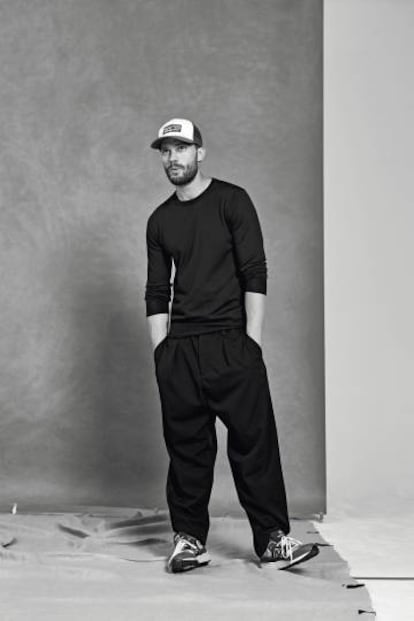 Jamie Dornan lleva jersey Fay, pantalón Marni, zapatillas New Balance y su propia gorra.