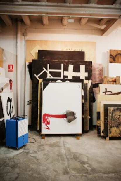 Estudio de Tàpies en su casa de Barcelona, con algunas de las obras que ahora se exponen.