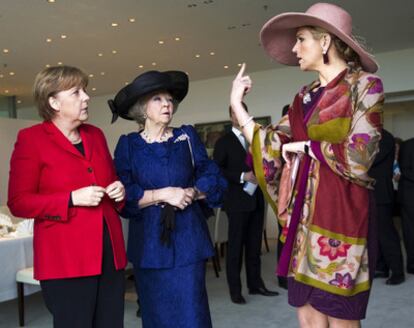 La princesa Máxima (derecha), junto a la reina Beatriz de Holanda (centro) y la canciller alemana Angela Merkel (izquierda), durante la visita oficial de la casa real holandesa a Alemania.