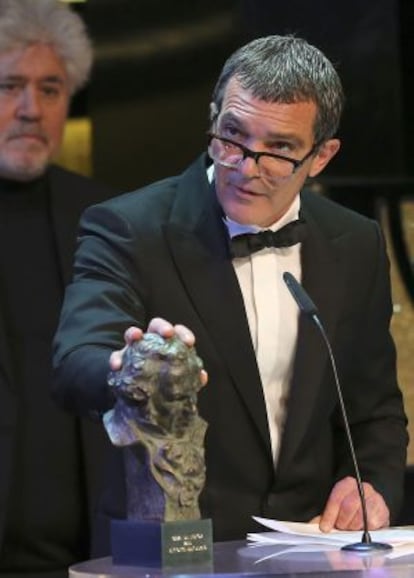 Antonio Banderas, en un momento de la lectura de su discurso de agradecimiento. 