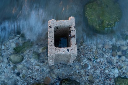 Una bovedilla de construcción yace sobre la playa en un terreno baldío en Lerma. Este material se tapa de un lado para que los pulpos lo usen de hogar mientras los buzos lo ubican con GPS y vuelven luego de un tiempo a pescarlos. 