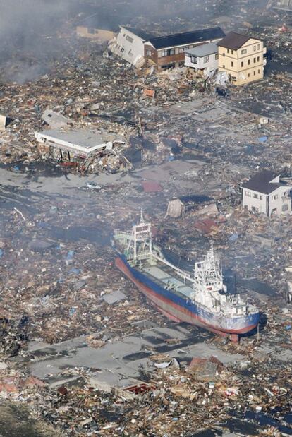Un barco arrastrado por el maremoto yace entre escombros en el centro de la ciudad de Kesennuma,  en el noreste de Japón.