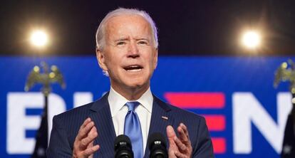 Joe Biden, candidato demócrata a la Casa Blanca, en un momento de su intervención en la noche del viernes (madrugada del sábado en España). Biden afirmó que logrará 300 votos electorales, por encima de los 270 necesarios para ganar la presidencia: “Los números son claros, vamos a ganar esta carrera”.