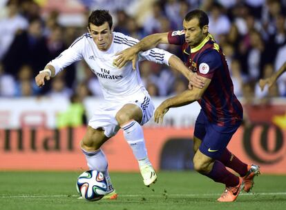 Javier Mascherano y Gareth Bale, durante el encuentro.