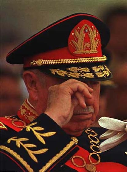 La Constitución de 1980 prolongaba a Pinochet durante ocho años más en el poder, pero establecía la celebración de un plebiscito al finalizar el periodo. Pinochet contaba con el control de los medios de comunicación y confiaba en la inexistencia de registros electorales (los había destruido en 1973), el miedo de una parte de la población a manifestarse contra él y el apoyo de sus partidarios. Sin embargo, la oposición aprovechó su escaso margen de acción y una extensa red vigiló las mesas de votación. El 54% votó contra su continuidad y el 43% lo hizo a favor. A la vista de los resultados, Pinochet convoca las primeras elecciones democráticas para el 14 de diciembre de 1989. En la foto, durante la ceremonia de traspaso de poderes como jefe del Ejército, en 1998.
