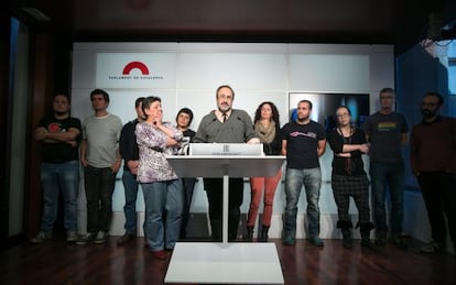 Antonio Baños, junto los diputados de la CUP