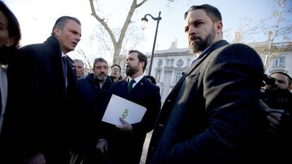 Santiago Abascal, Javier Ortega Smith y Espinosa de los Monteros, en las puertas del Tribunal Supremo.