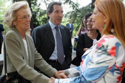 Genoveva Queipo de Llano (a la izquierda) saluda a Carmen Alborch, en presencia de Iñaki Gabilondo.