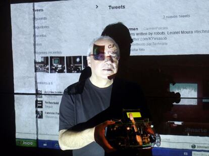 El artista Leonel Moura, ayer, en Bilbao con uno de sus robots en las manos.
