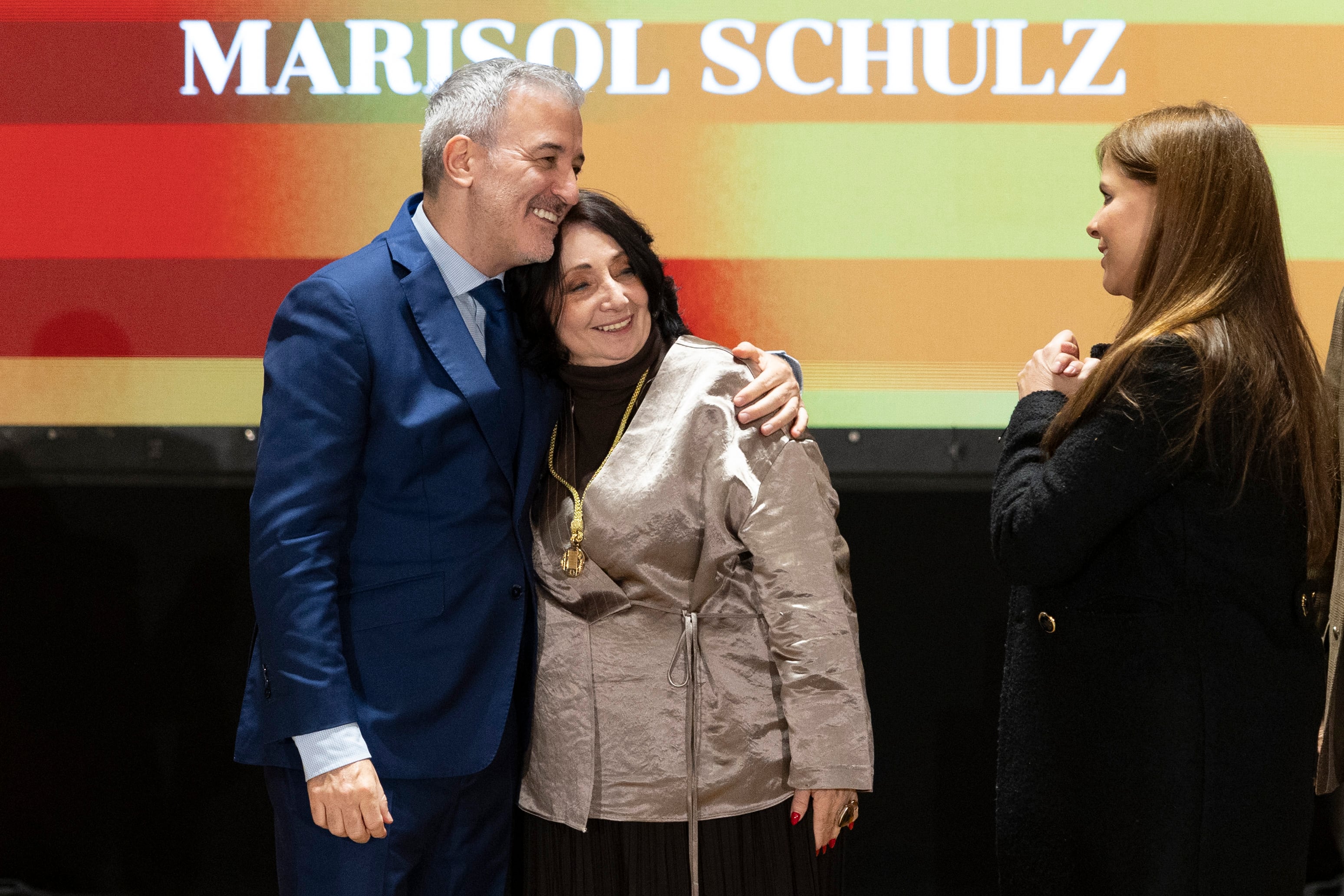 El alcalde de Barcelona, Jaume Collboni, y la directora de la FIL, Marisol Schulz, durante la ceremonia de entrega de la Medalla de Oro al Mérito Cultural