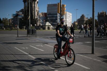 Punto de la plaza de España de Barcelona donde la acera bici se corta de forma abrupta.