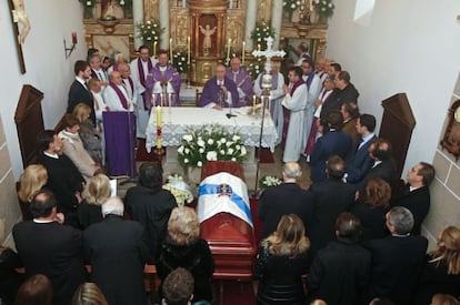 El arzobispo de Madrid, Antonio María Rouco Varela, ha concelebrado el funeral junto a otros sacerdotes entre los que destaca el obispo de Lugo Alfonso Carrasco. Rouco, como Manuel Fraga. es natural de Vilalba (Lugo).