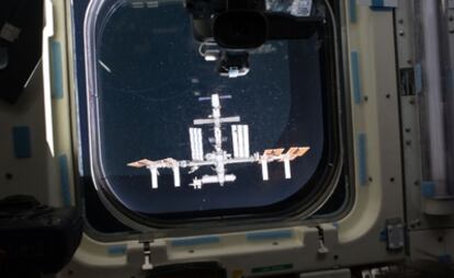 La Estación Espacial Internacional fotografiada desde una ventana de la cabina del transbordador <i>Endeavour</i>.