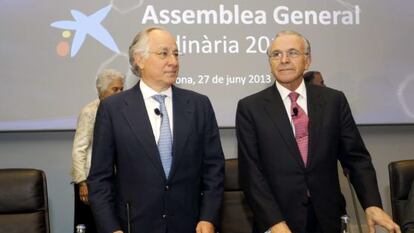 El presidente del grupo La Caixa, Isidre Fainé (derecha), y su director general, Juan María Nin