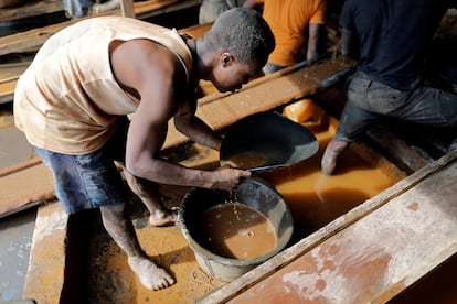 Un adolescente en una mina ilegal de oro en Nsuaem Top, en Ghana, en noviembre de 2018