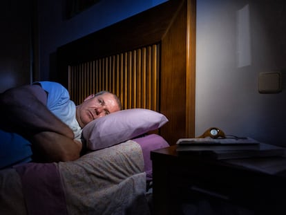 César Martínez, un paciente de insomnio, en su casa de Madrid.