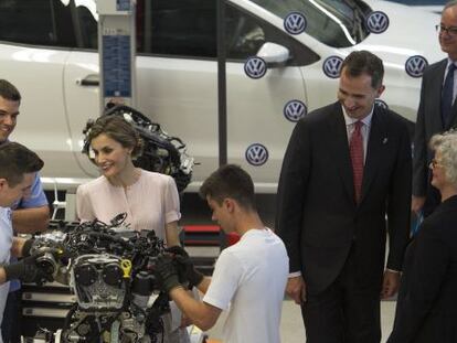 El rey Felipe VI y la reina Letizia, durante la visita que han realizado a la planta navarra de Volkswagen con motivo de su cincuenta aniversario. 