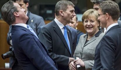 El primer ministro británico, David Cameron; el primer ministro de Finlandia, Jyrki Tapani Katainen, el primer ministro croata, Zoran Milanovic; y la canciller Angela Merkel en la cumbre de Bruselas