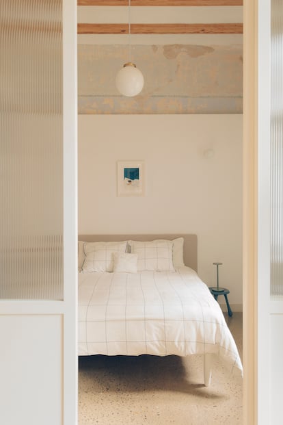 En el dormitorio también se dejaron a la vista en la zona superior parte de los vestigios de la antigua decoración a modo de mosaico.
