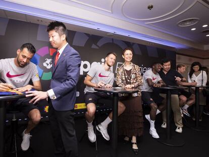 Los jugadores del FC Barcelona, Sergio Busquets, Neto Murara, Ousmane Dembelé y Frenkie De Jong, durante el evento Spain Experience el pasado julio en Japón.
