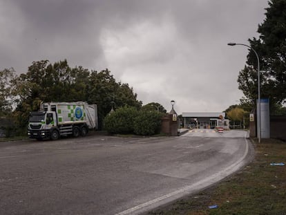 Un camión de basura sale del Parque Tecnológico de Valdemingómez en diciembre de 2019.