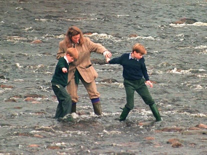 Los príncipes Guillermo y Enrique de Inglaterra junto a su niñera, Tiggy Legge-Bourke, el 22 de octubre de 1994, en Balmoral, Escocia. 