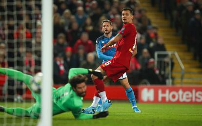 Mertens anota el 0-1 en Anfield.