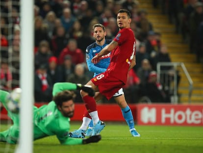 Mertens anota el 0-1 en Anfield.