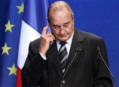 Jacques Chirac mira sus notas en la ceremonia del 30 aniversario del Centro Pompidou ayer en París.