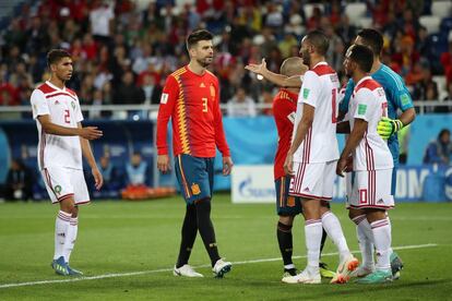 Khalid Boutaib discute con Gerard Piqué.