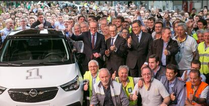 Foto de familia de los directivos de General Motors y Opel y los trabajadores de la factoria zaragozana de Figueruelas con la primera unidad del Opel Crossland X a la salida de la línea de producción.