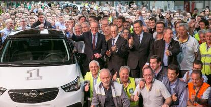 Foto de familia de los directivos de General Motors y Opel y los trabajadores de la factoria zaragozana de Figueruelas con la primera unidad del Opel Crossland X a la salida de la l&iacute;nea de producci&oacute;n.